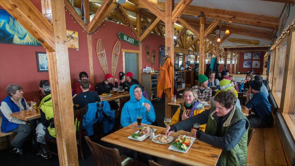 Station de ski de Whitewater qui includes sortie au restaurant, scènes intérieures et nourriture