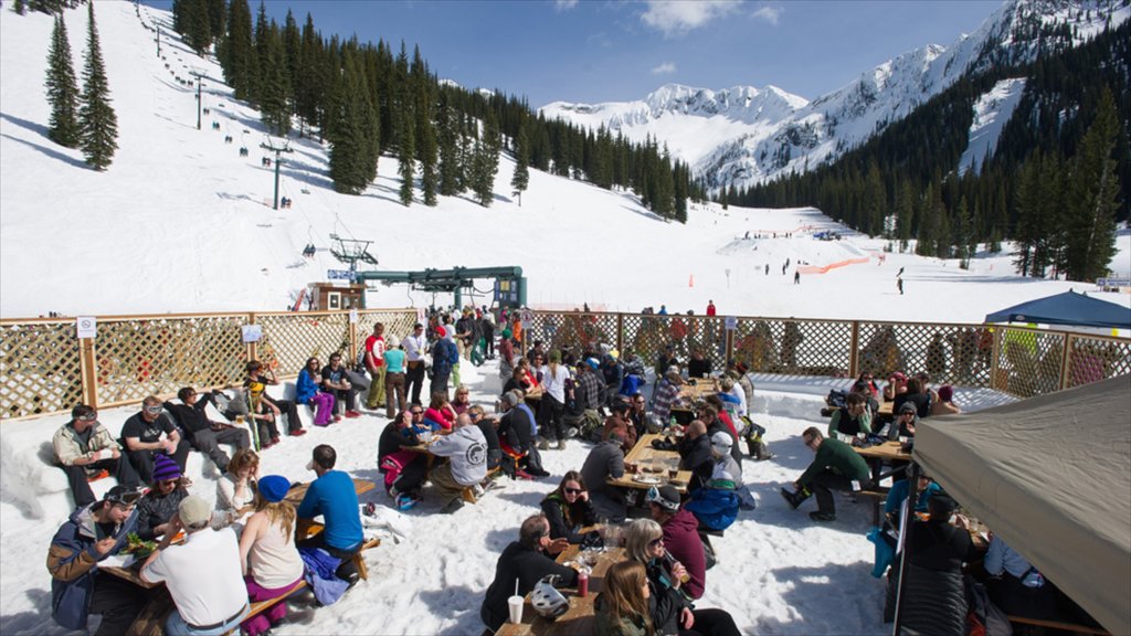 Whitewater Ski Resort mostrando nieve y también un gran grupo de personas