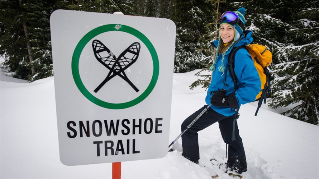 Whitewater Ski Resort que incluye raquetas de nieve, nieve y señalización