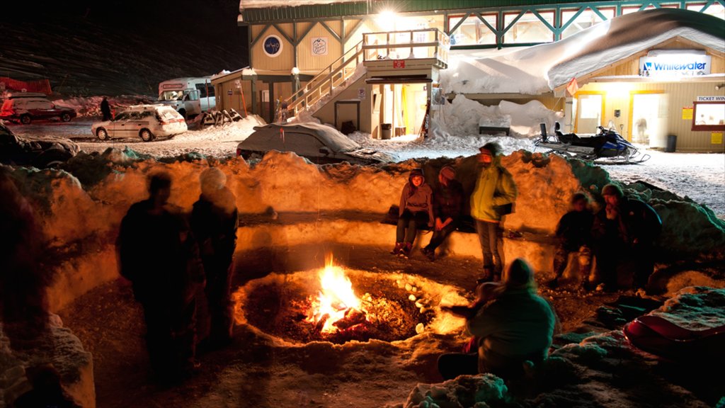 Whitewater Ski Resort mostrando escenas de noche, vida nocturna y nieve