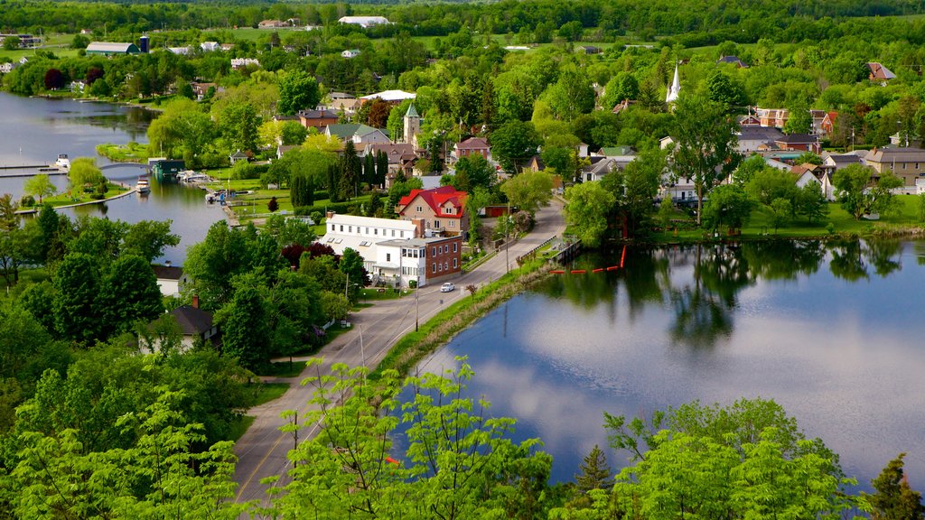 Westport mostrando un lago o espejo de agua, una pequeña ciudad o aldea y un río o arroyo