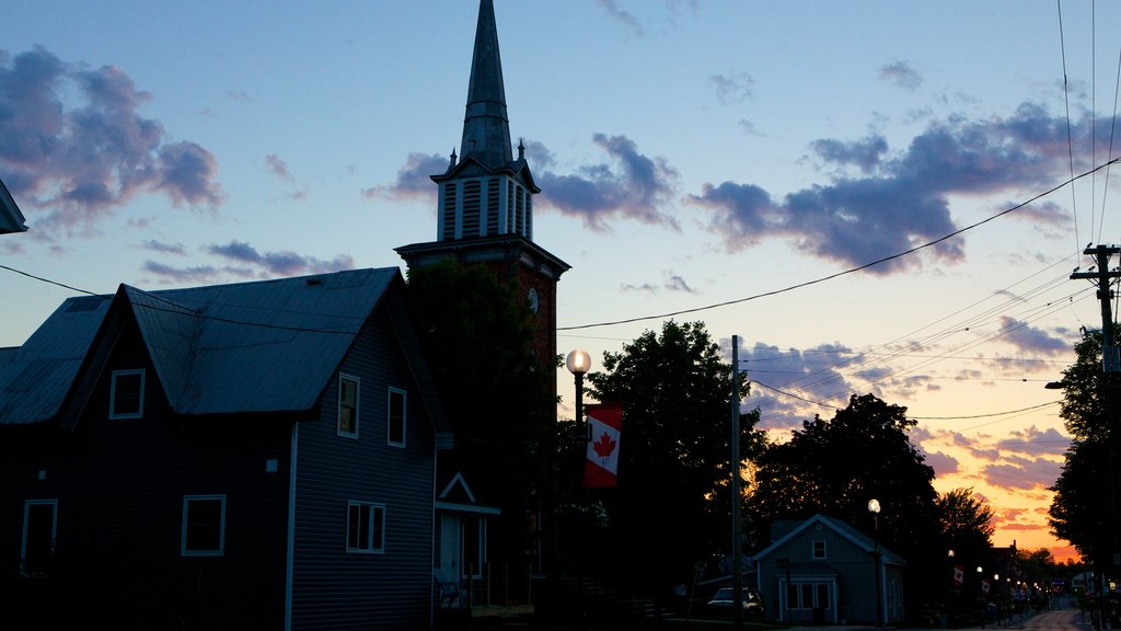 Kemptville montrant coucher de soleil et petite ville ou village