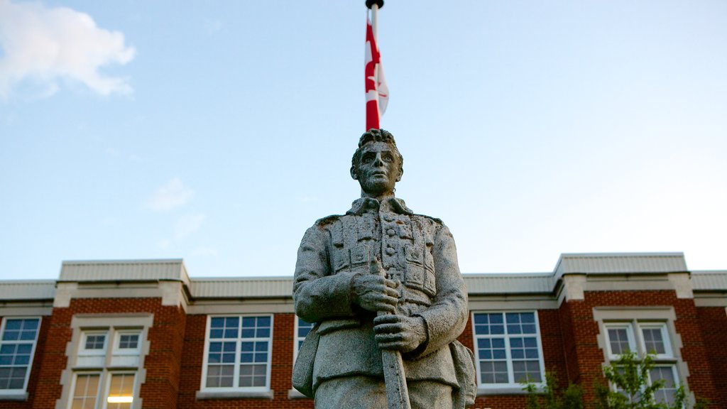 Kemptville mostrando una estatua o escultura y un monumento