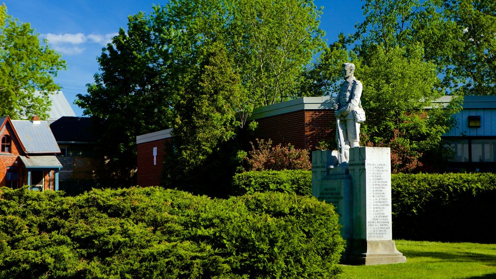 Kemptville ofreciendo jardín y una estatua o escultura