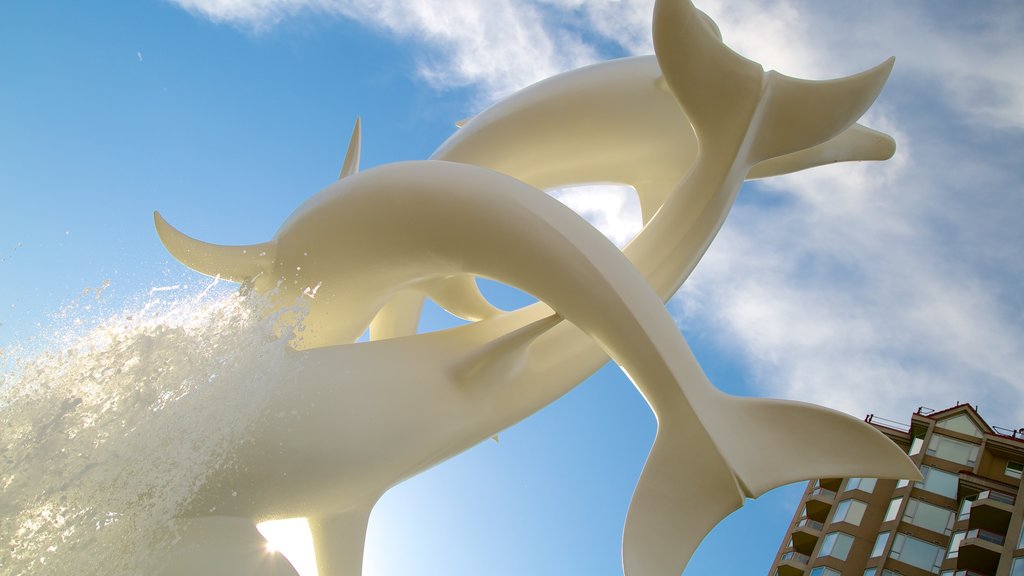 Waterfront Park caracterizando uma estátua ou escultura, arte ao ar livre e uma fonte