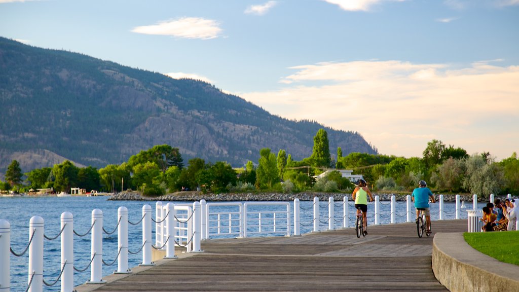 Waterfront Park menunjukkan danau dan bersepeda