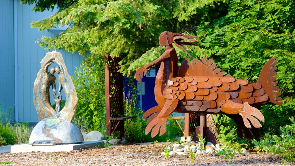 Galería Kootenay mostrando una estatua o escultura y arte al aire libre