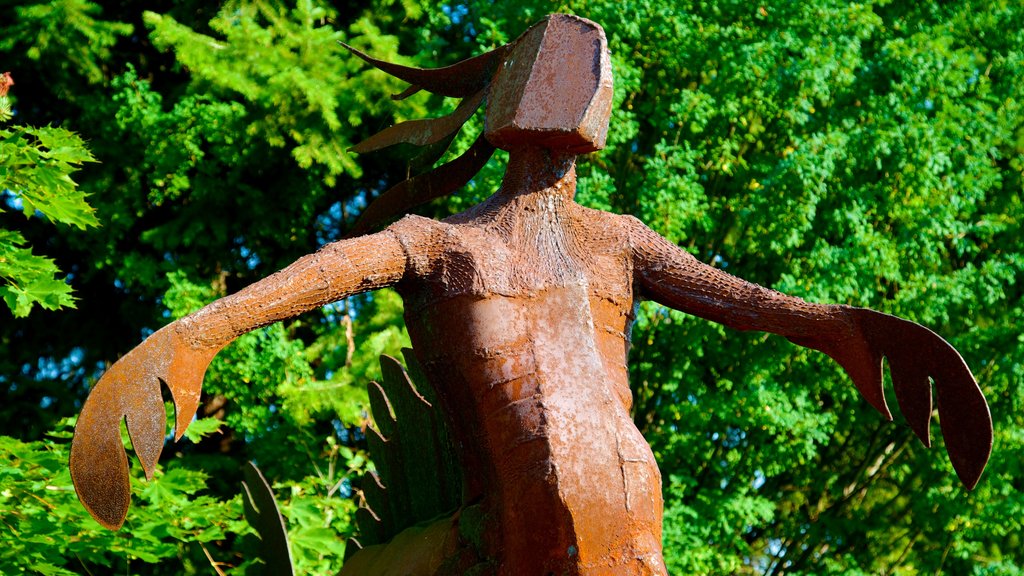 Galería Kootenay mostrando una estatua o escultura y arte al aire libre