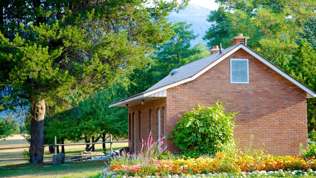 Doukhobor Discovery Centre showing a garden and a house