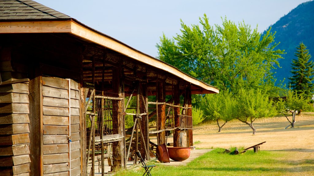 Centro de descubrimiento Doukhobor ofreciendo arquitectura patrimonial