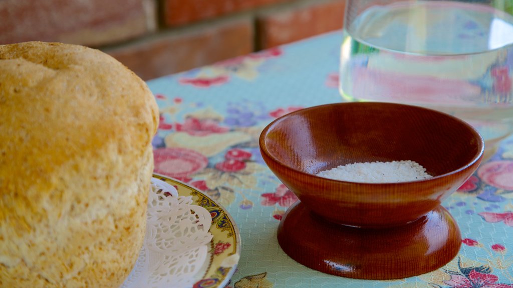 Centro de descubrimiento Doukhobor que incluye vista interna y comida