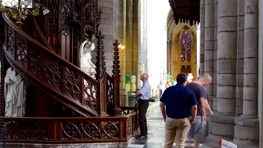 Catedral de Lieja ofreciendo aspectos religiosos, vistas interiores y una iglesia o catedral