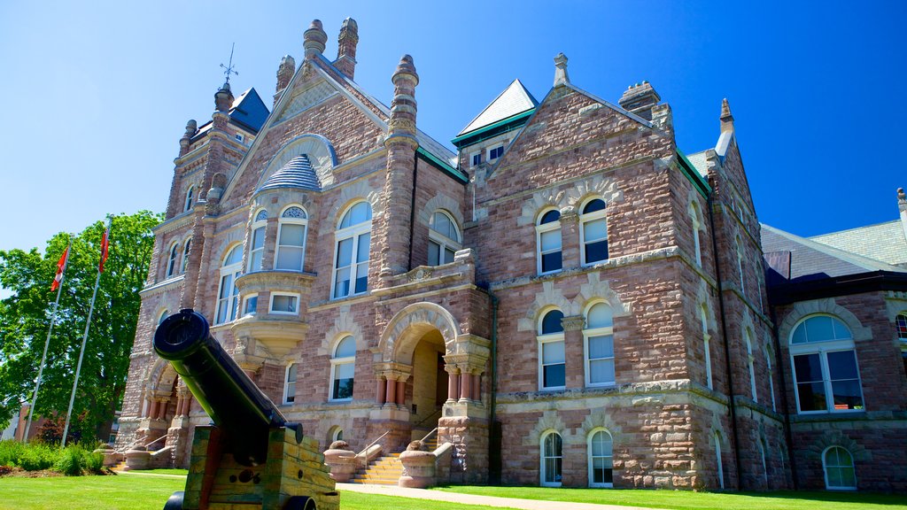 Woodstock featuring heritage architecture and military items