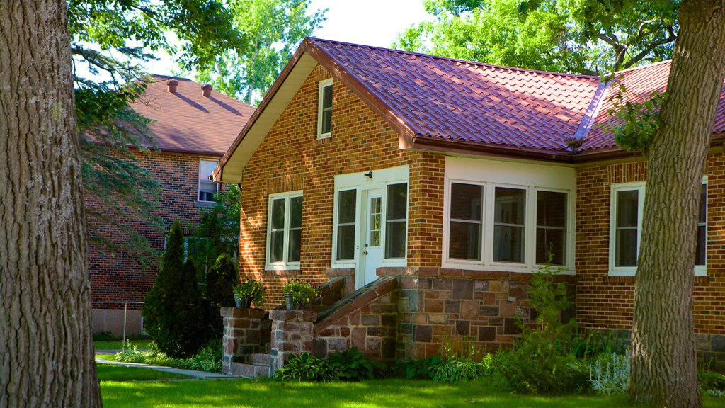 Honey Harbour showing a house