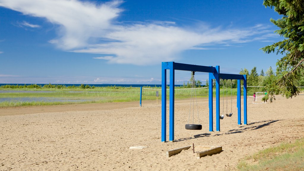 Blue Mountain Beach som inkluderar en lekplats och en sandstrand