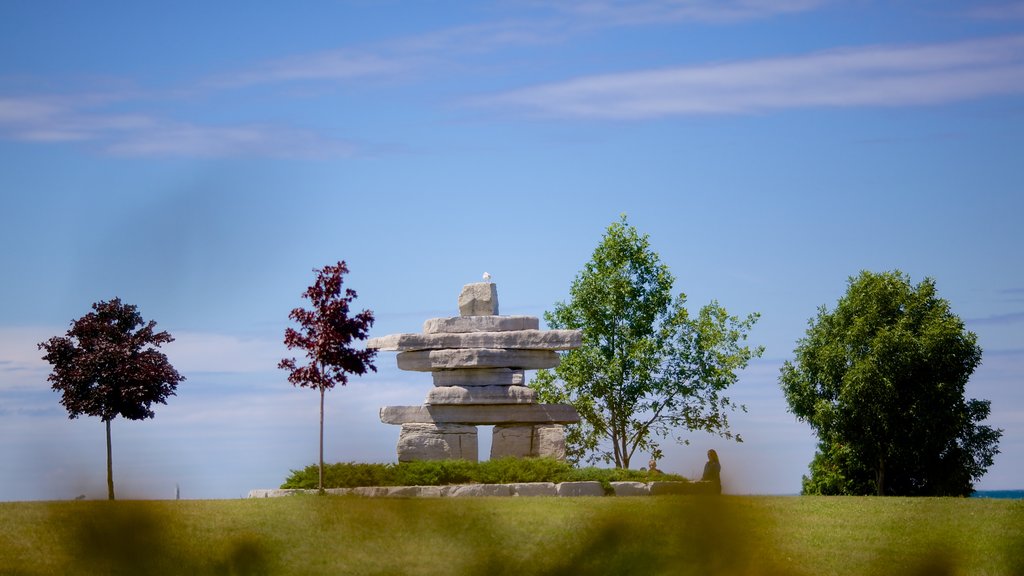 Parque Sunset Point que incluye arte al aire libre, jardín y una estatua o escultura