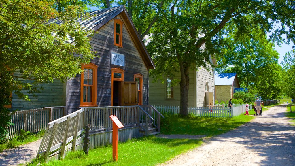 Fanshawe Pioneer Village , London, Ontario, Canadá que incluye una casa, imágenes de calles y una pequeña ciudad o aldea