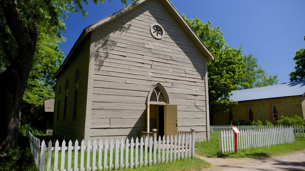 Fanshawe Pioneer Village che include piccola città o villaggio, casa e architettura d\'epoca