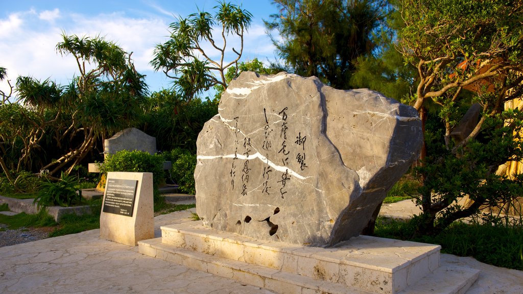 Cape Manza ofreciendo un monumento y arte al aire libre