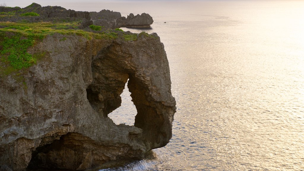 Cape Manza mostrando costa escarpada y un atardecer