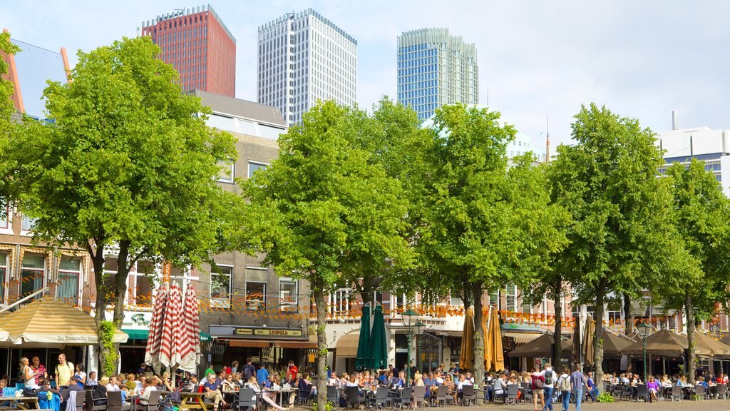 Plein som inkluderar gatuliv och al fresco-restauranger