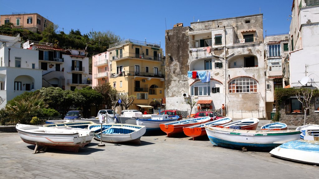 Ischia fasiliteter samt hus og historisk arkitektur