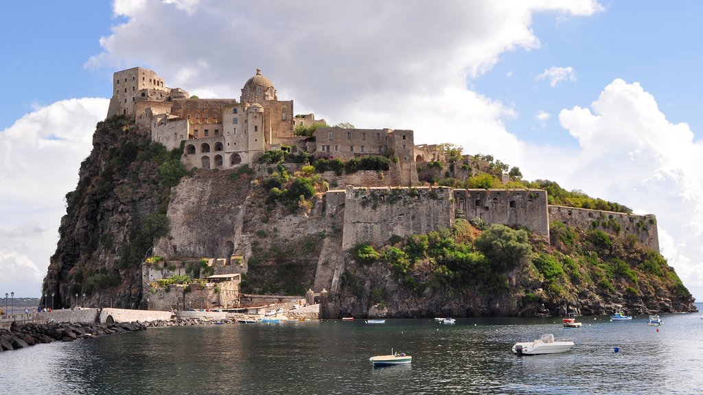 Ischia bevat historische architectuur, afbeeldingen van eilanden en een kasteel