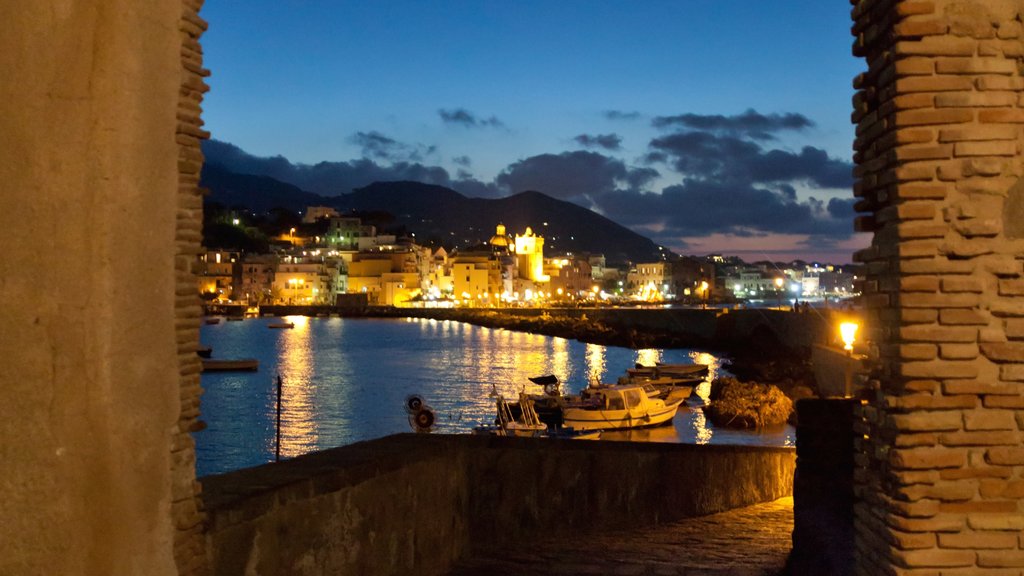 Isquia ofreciendo una ciudad costera, escenas de noche y un río o arroyo