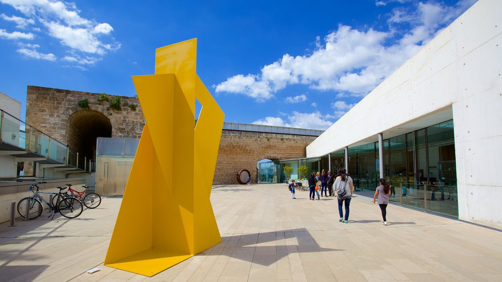 Museo de Arte Moderno y Contemporáneo Es Baluard mostrando arte al aire libre