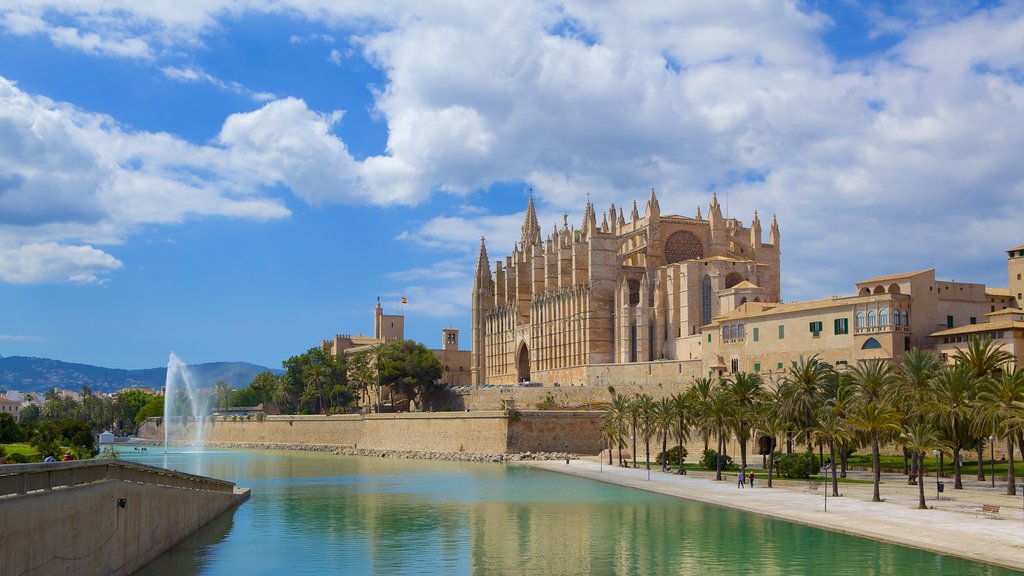 Parc de La Mar which includes a church or cathedral, religious elements and a fountain