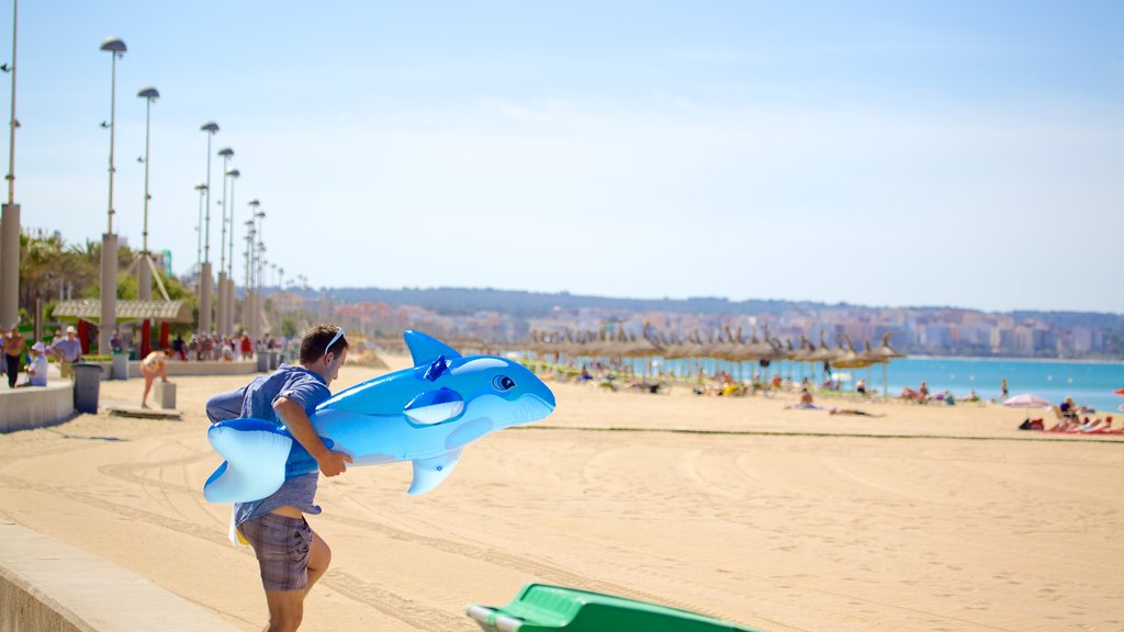 Mallorca mostrando una playa de arena y también un hombre