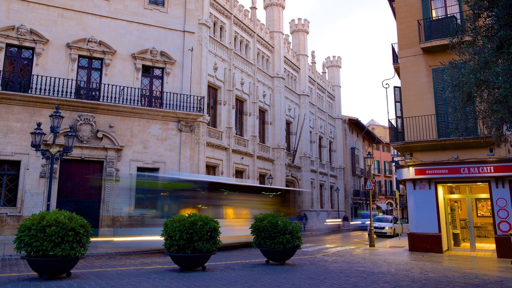 Mallorca mostrando arquitectura patrimonial, un atardecer y una ciudad