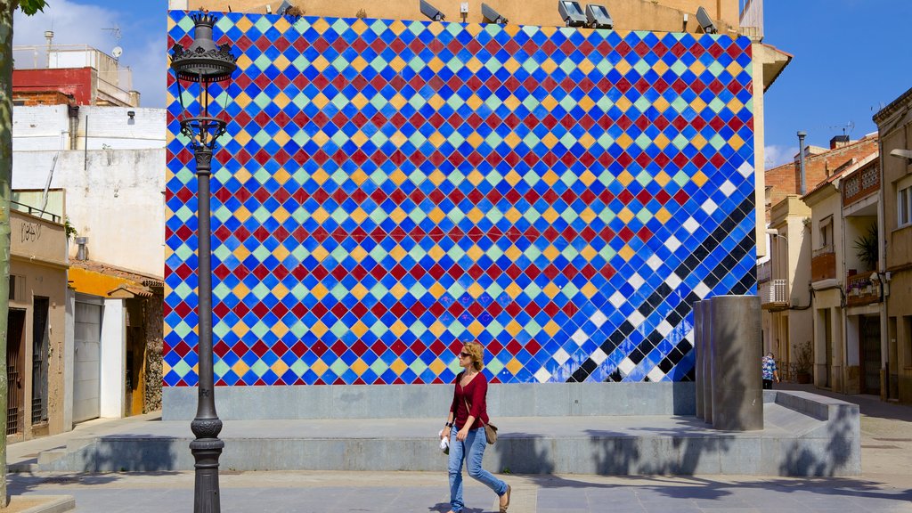 Malgrat de Mar que incluye arte al aire libre y también una mujer