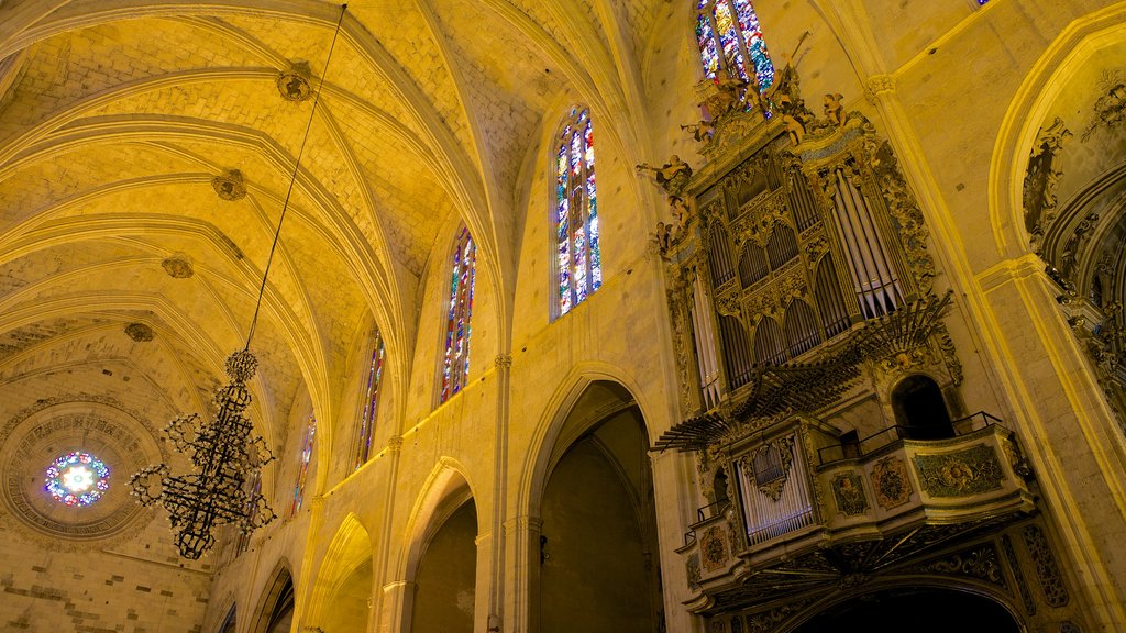 Basílica de San Francisco que incluye vistas interiores, aspectos religiosos y una iglesia o catedral