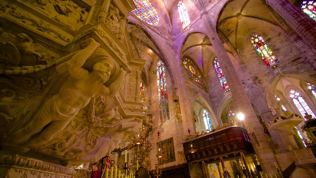 Mallorca Katedral som viser religiøse elementer, en kirke eller en katedral og interiør