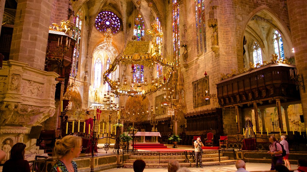 Catedral de Mallorca que incluye aspectos religiosos, arquitectura patrimonial y vista interna