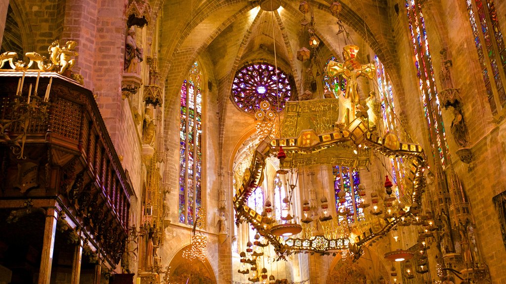 Catedral de Mallorca mostrando elementos religiosos, uma igreja ou catedral e vistas internas