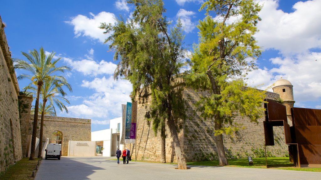 Es Baluard montrant patrimoine architectural et scènes de rue