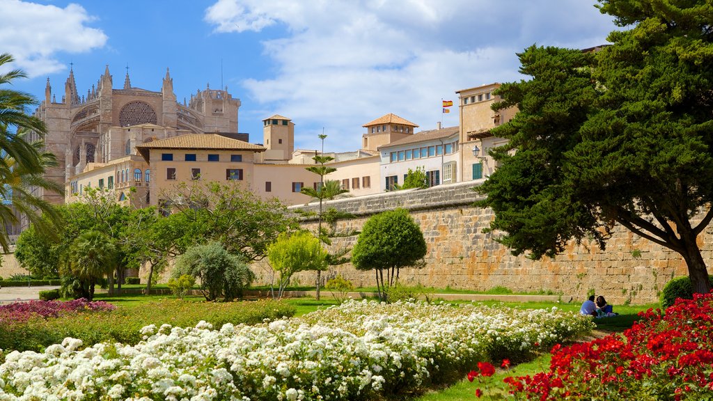 Parc de La Mar showing flowers, heritage architecture and a park