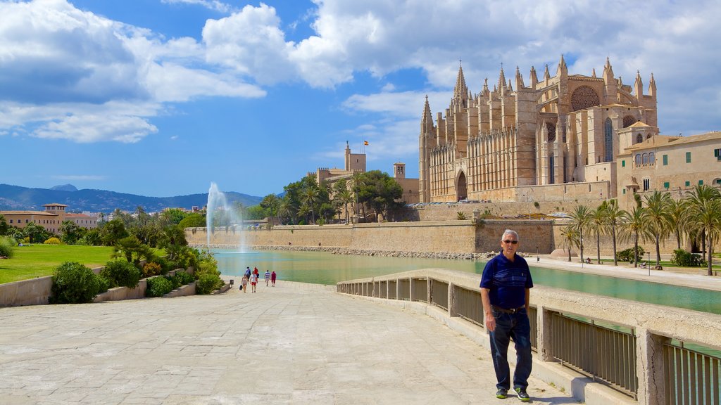 Parc de La Mar caracterizando arquitetura de patrimônio e uma igreja ou catedral assim como um homem sozinho