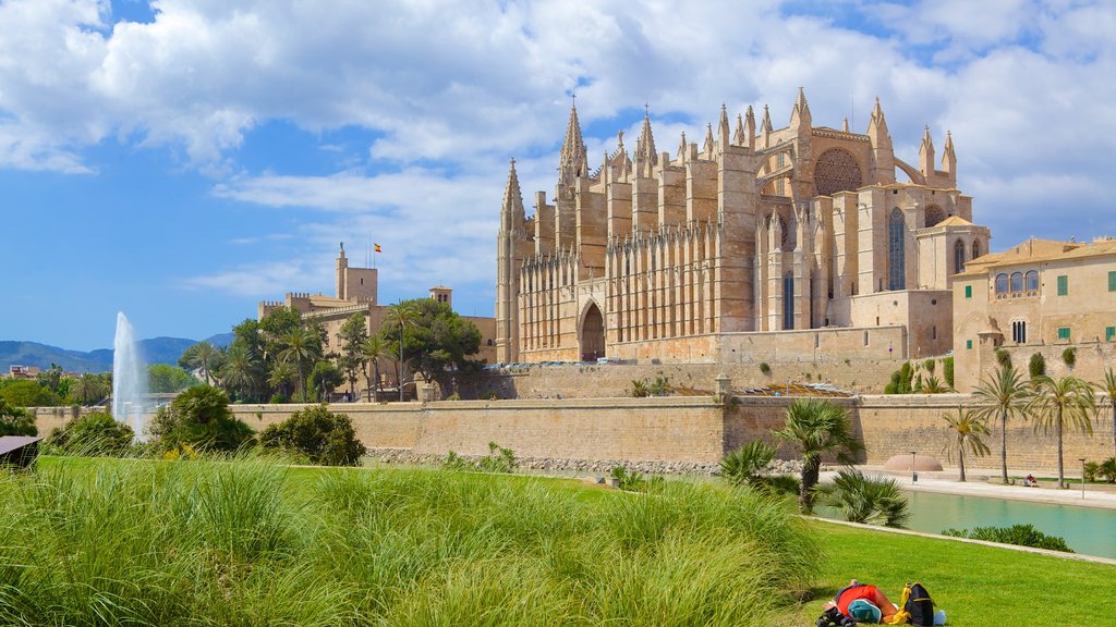 Parc de La Mar showing heritage architecture, a garden and a church or cathedral