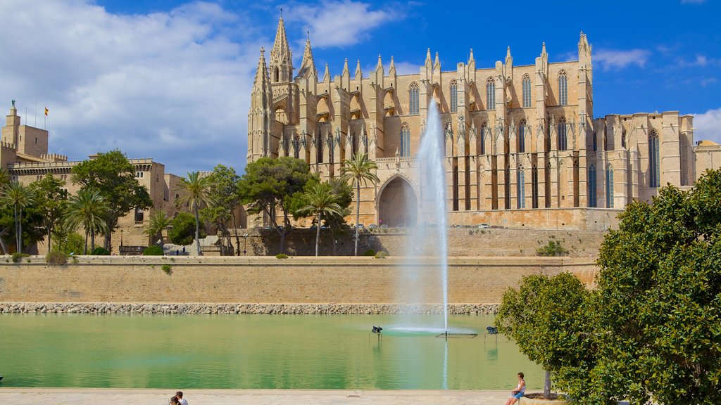 Parc de La Mar which includes a church or cathedral, heritage architecture and a fountain