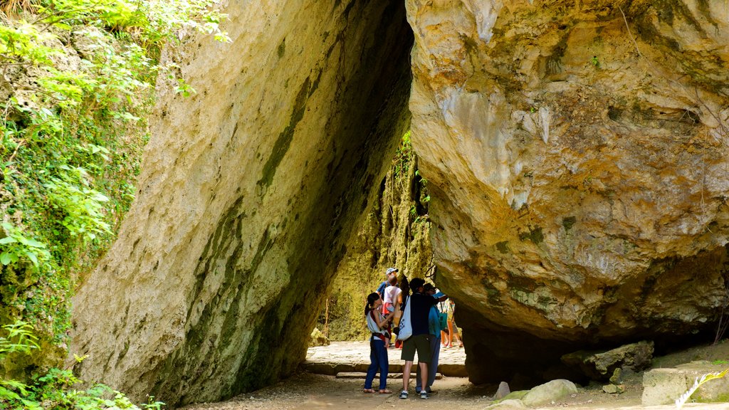 Sefa-Utaki que inclui escalada ou caminhada