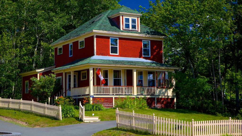 Baddeck mostrando cenas de rua e uma casa