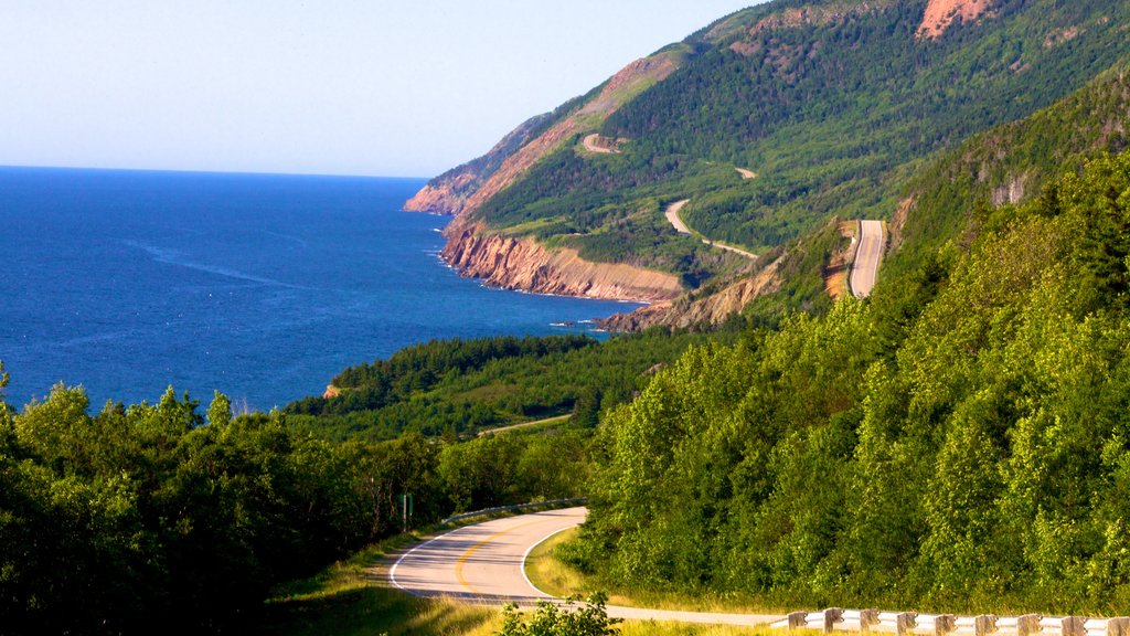 Cape Breton Highlands National Park caracterizando litoral acidentado