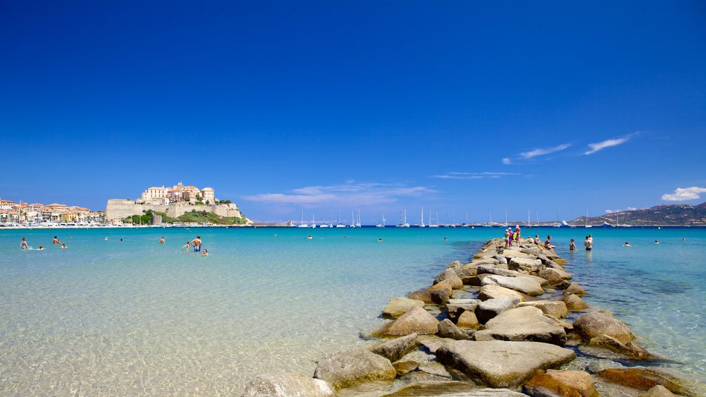 Praia de Calvi mostrando paisagens litorâneas