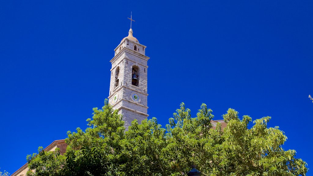 Porto-Vecchio que inclui arquitetura de patrimônio e uma igreja ou catedral