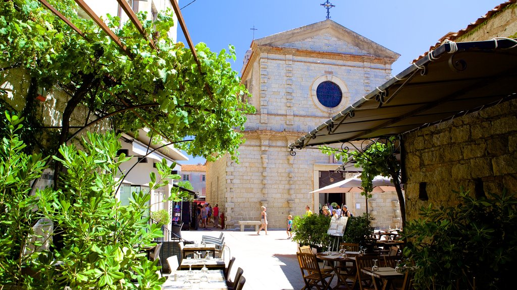 Porto-Vecchio og byder på en kirke eller en katedral