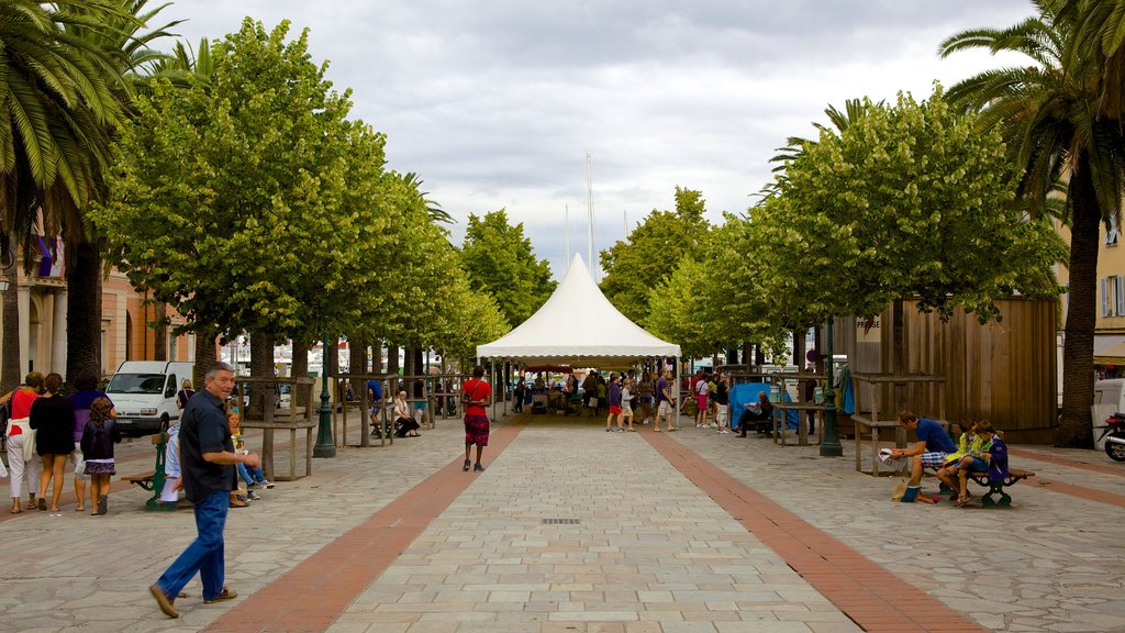 Place Foch showing street scenes