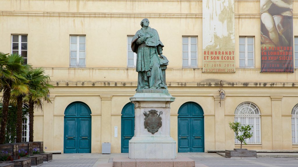 Musée Fesch ofreciendo una estatua o escultura